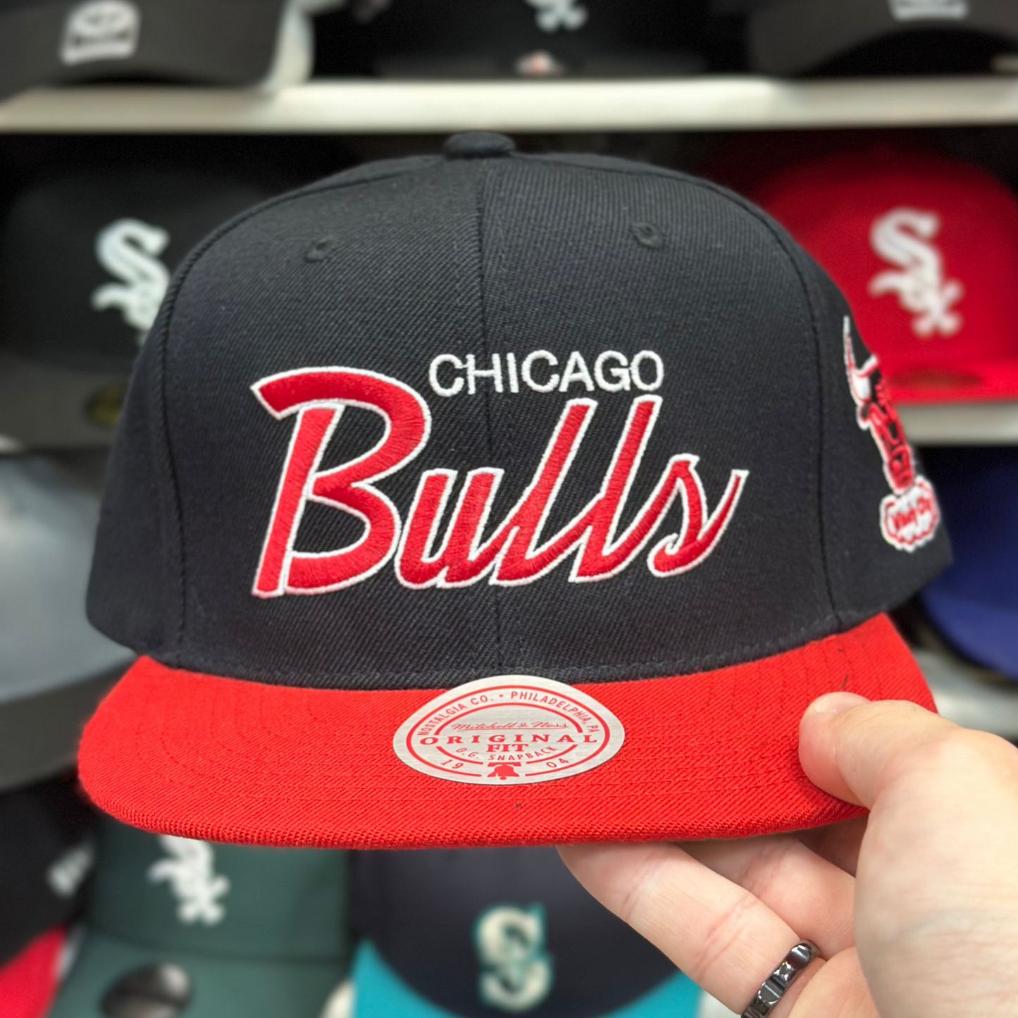 Chicago Bulls 'Script Logo' Black/Red Mitchell & Ness Snapback