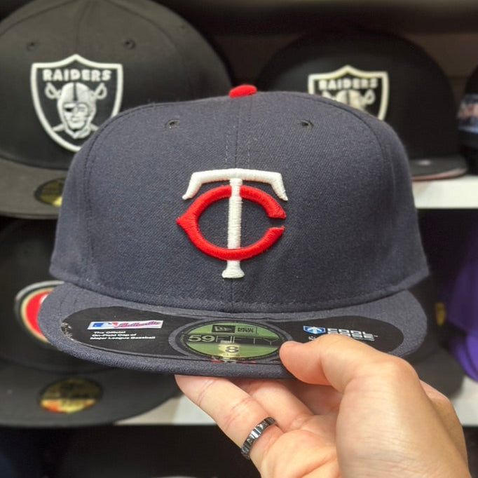 Minnesota Twins MLB Fitted Hat | New Era 59FIFTY Sized Cap | Black