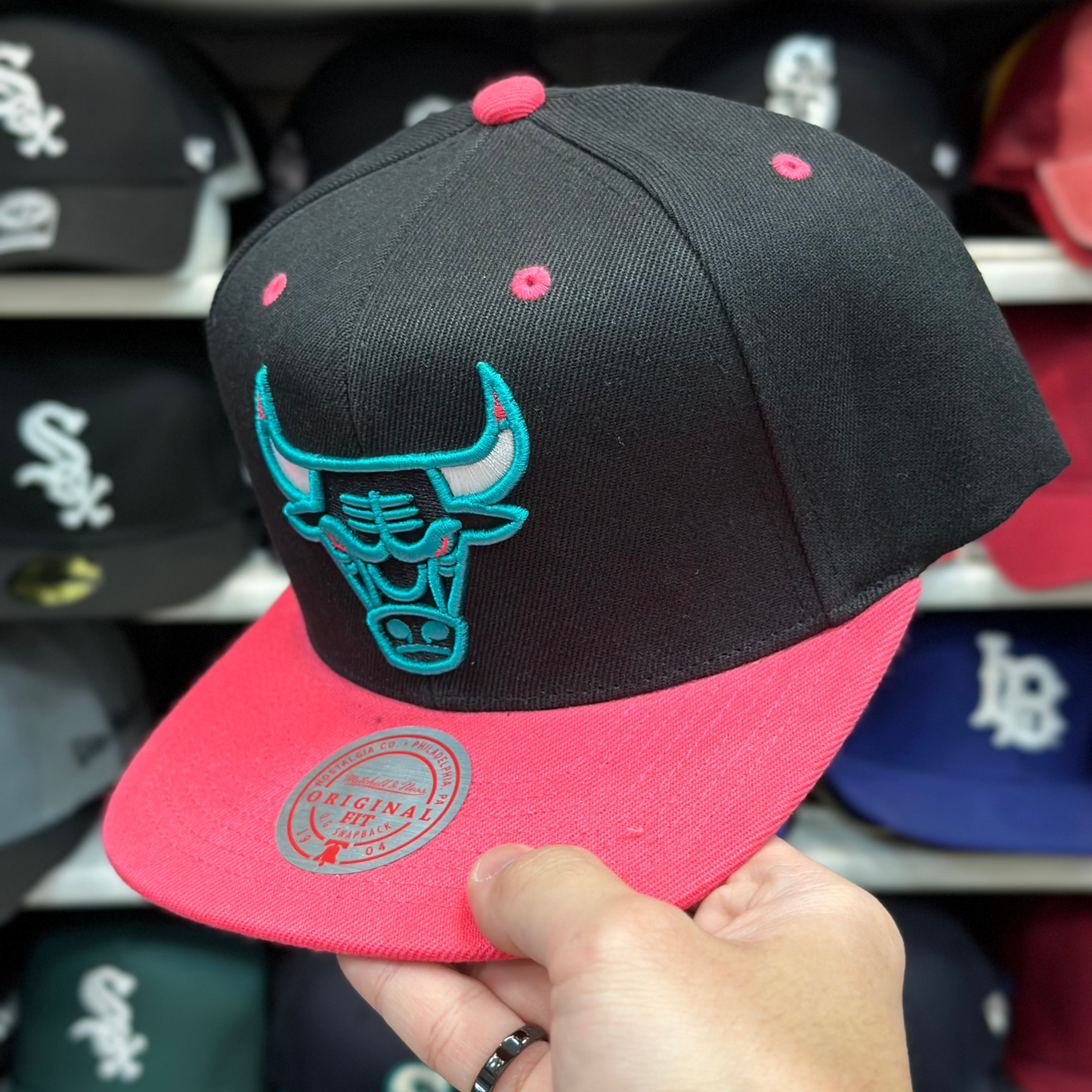 Chicago Bulls Two-Tone Snapback | Mitchell & Ness Original Fit | Black/Pink