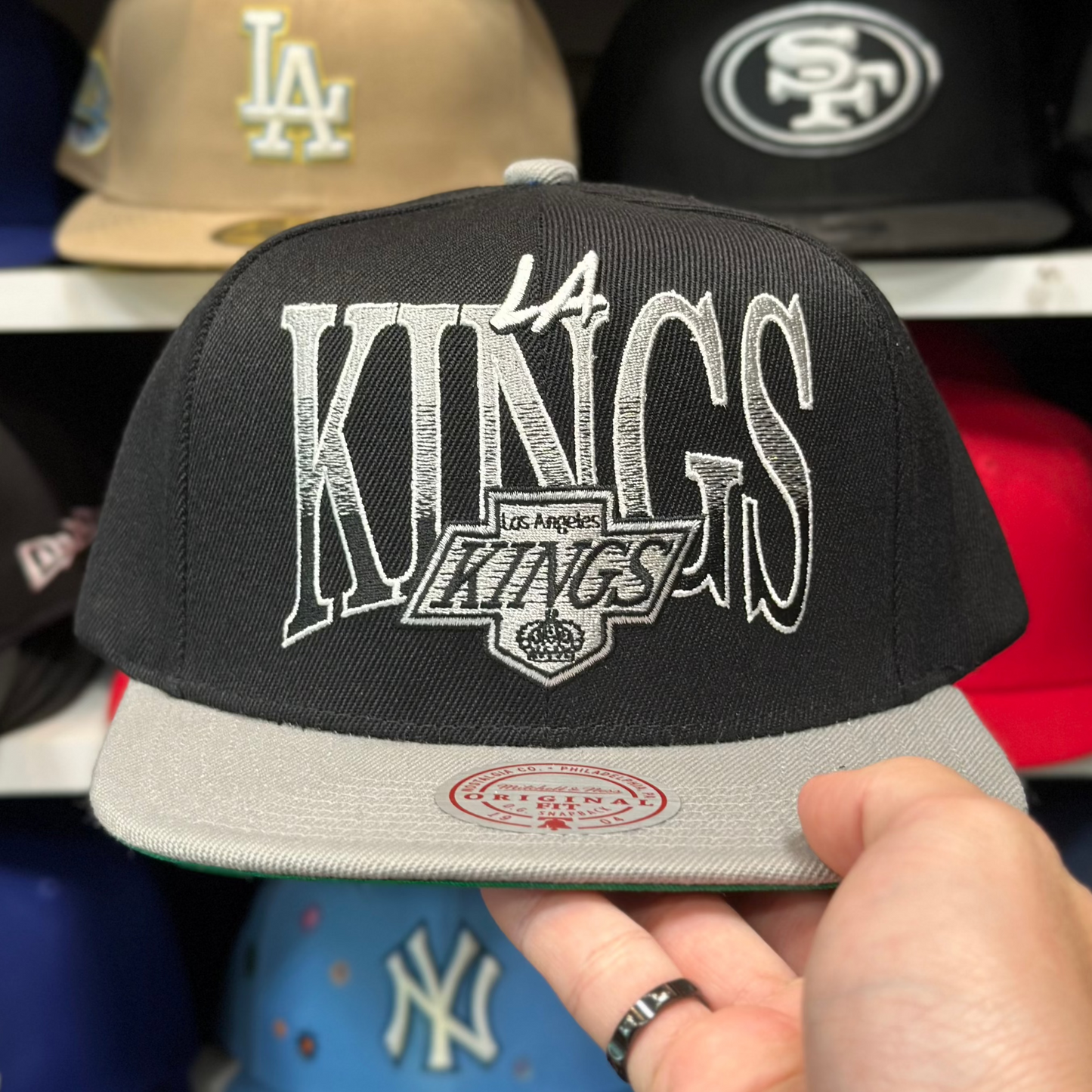 Los Angeles Kings 'Scratched Logo' Black/Gray Mitchell & Ness Snapback