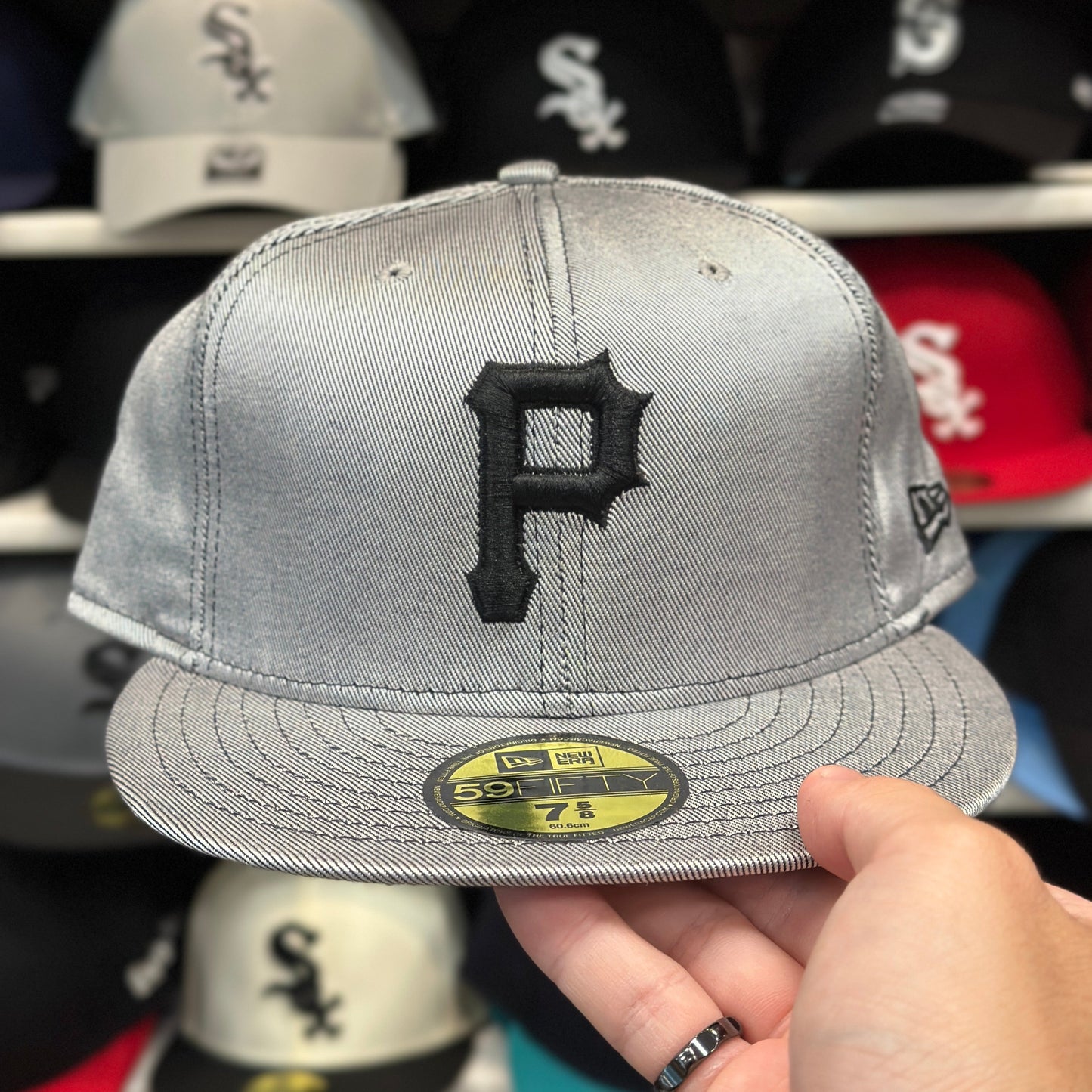 New Era 59FIFTY Pittsburgh Pirates NFL Vintage Gloss Silver Fitted Hat 6 7/8 & 7 5/8