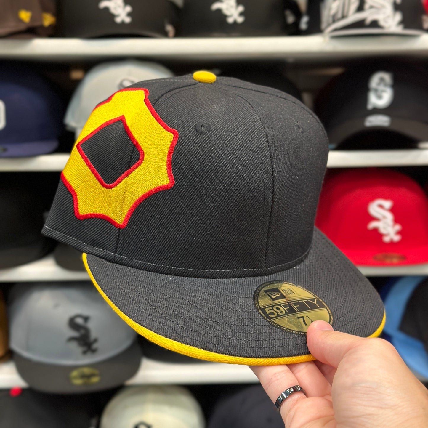 Pittsburgh Pirates NFL Vintage Large P | New Era 59FIFTY Fitted Cap | 7 1/4 & 7 5/8