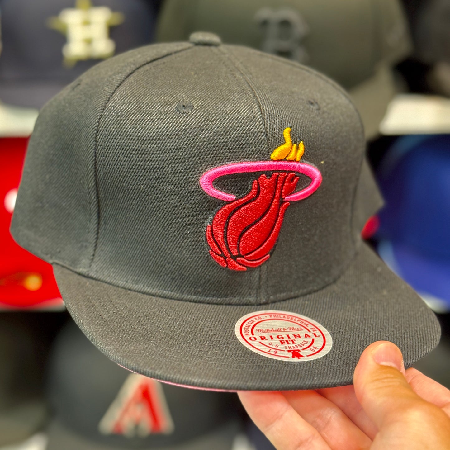 Miami Heat Two-tone Mitchell & Ness Snapback Black / Pink Under brim