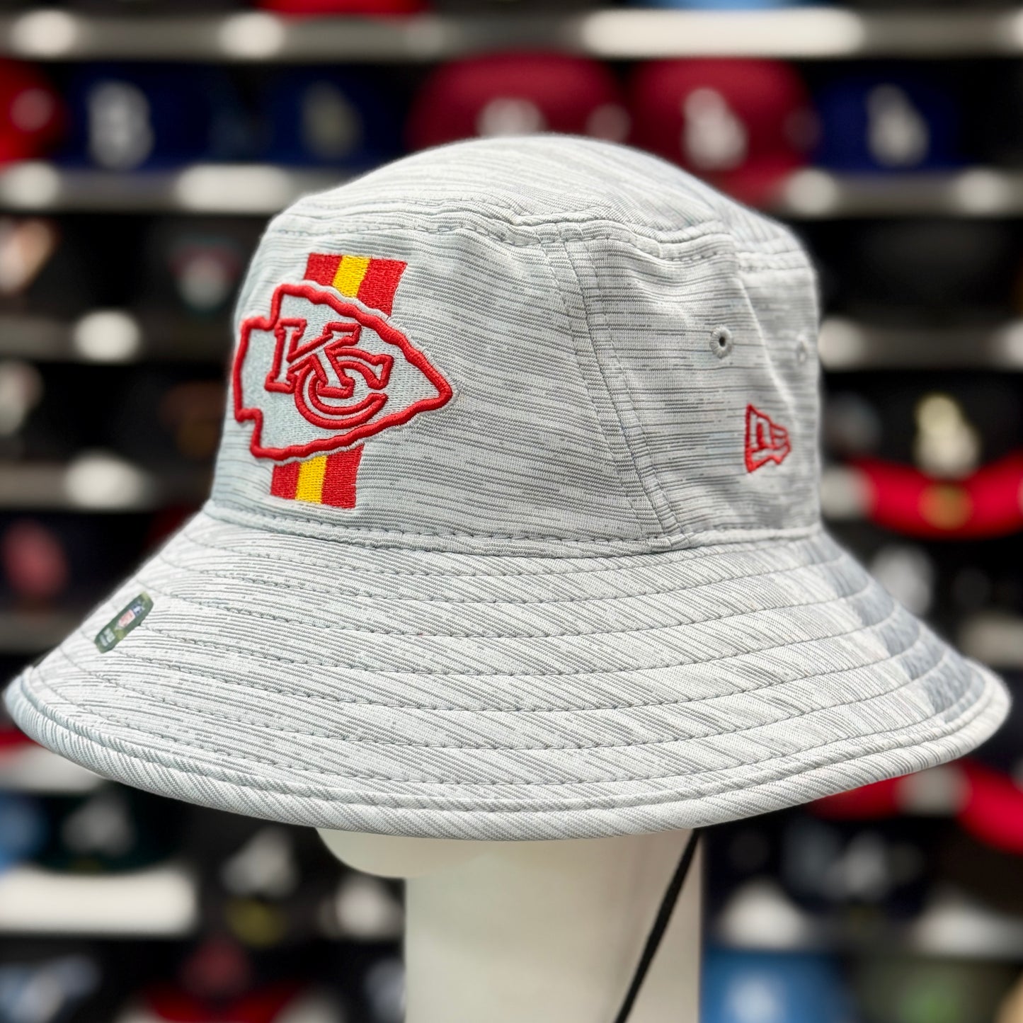 New Era Kansas City Chiefs Bucket Hat | Silver / Red Under Brim