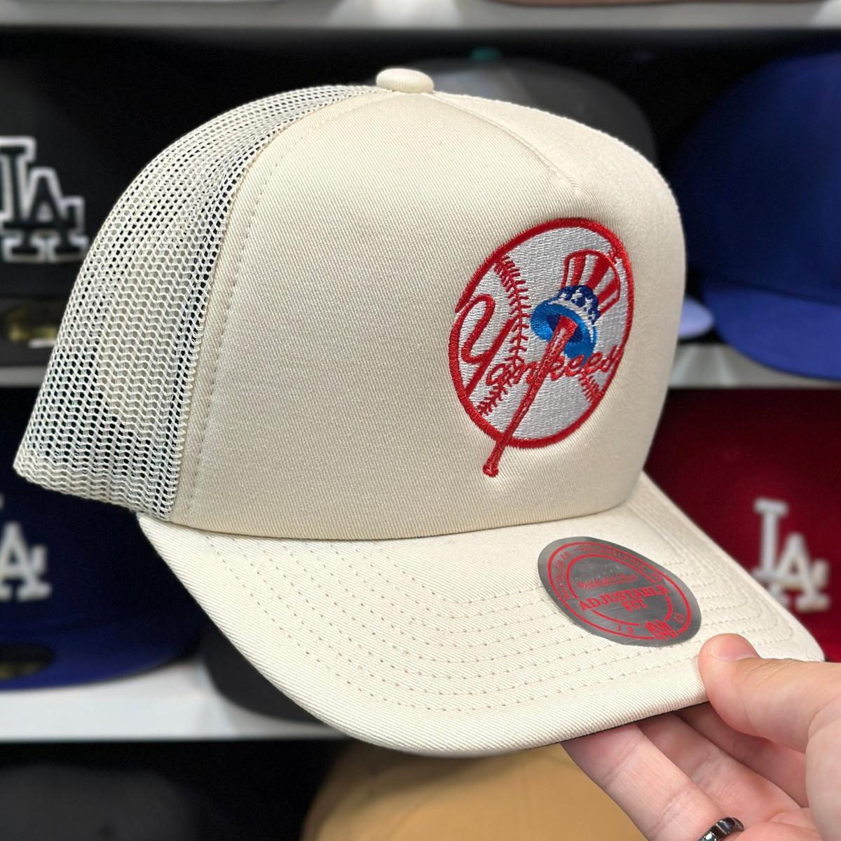 New York Yankees Creme Mitchell & Ness Trucker Snapback - Product Image