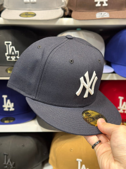 New York Yankees MLB Fitted Hat | Classic New Era 59FIFTY Sized Cap | Navy