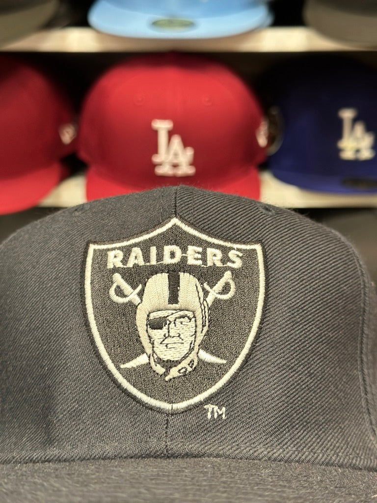 Oakland Raiders NFL Vintage Fitted Hat | New Era 59FIFTY Sized Cap | Black