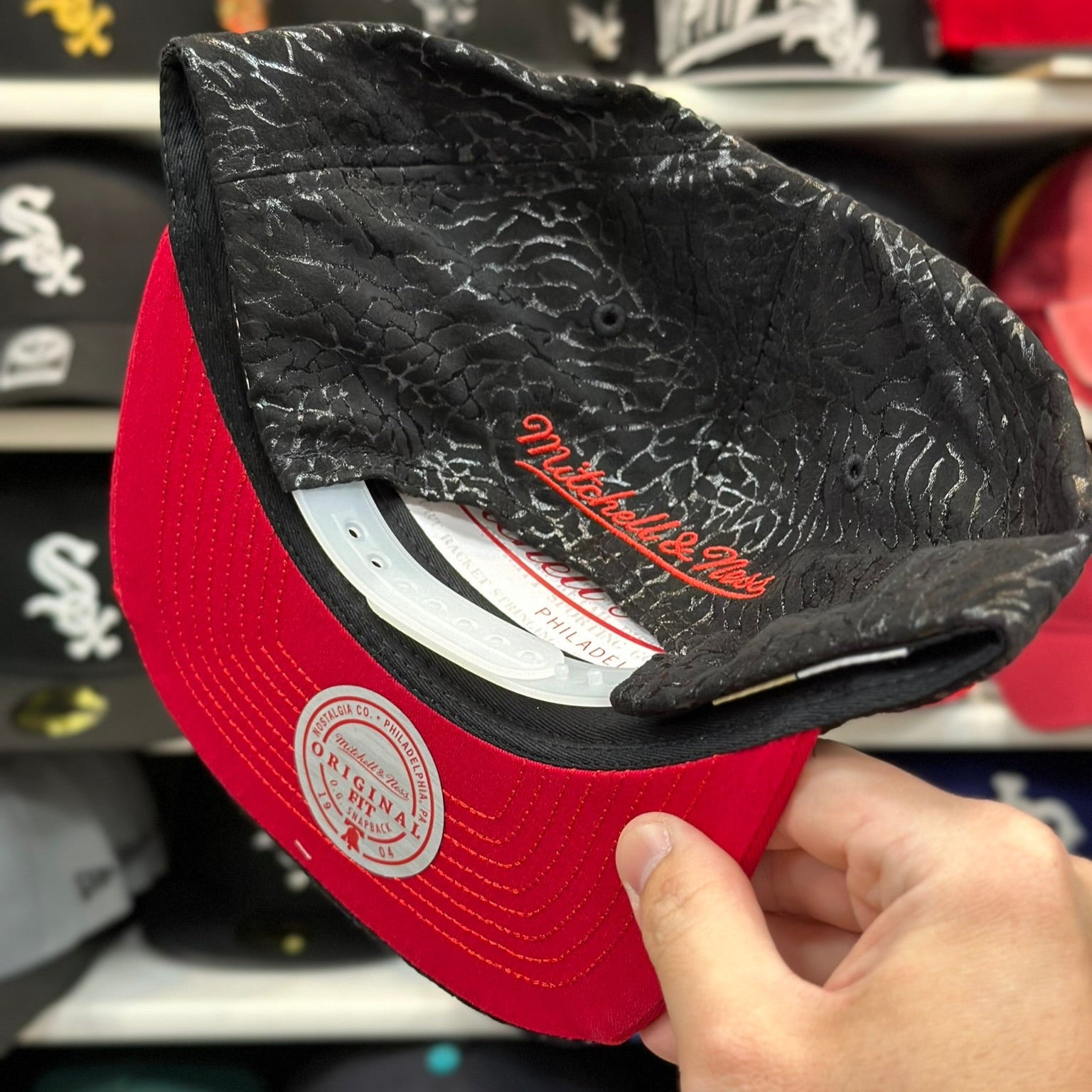 Chicago Bulls 'Multi Texture' Black/Red Vintage Mitchell & Ness Snapback - Product Image