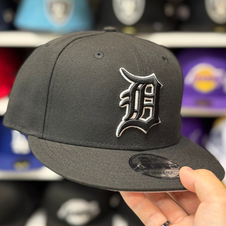 New Era Detroit Tigers 'Outline Logo' Black 9FIFTY Adjustable Snapback Hat