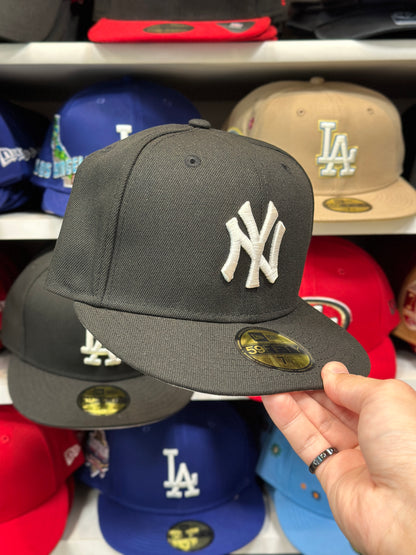 New York Yankees MLB Fitted Hat | New Era 59FIFTY Sized Cap | Black