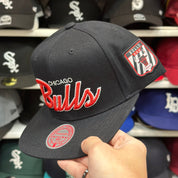 Chicago Bulls 'Script Logo' Black/Red Mitchell & Ness Snapback - Product Image