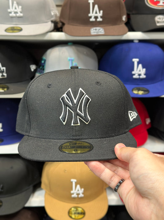 New York Yankees MLB Outline Fitted Hat | New Era 59FIFTY Sized Cap | Black