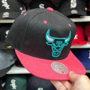Chicago Bulls Black/Pink Mitchell & Ness Snapback - Product Image