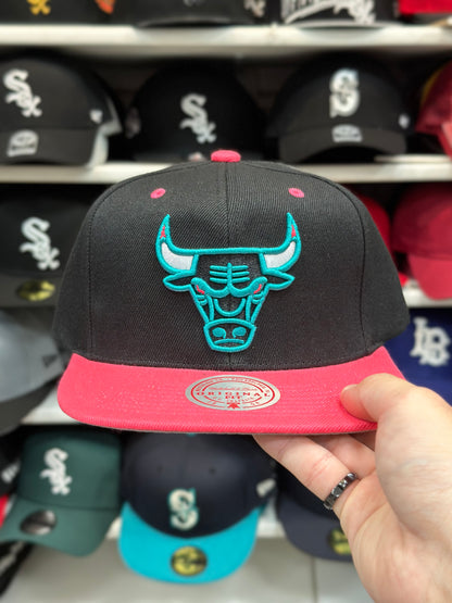 Chicago Bulls Two-Tone Snapback | Mitchell & Ness Original Fit | Black/Pink