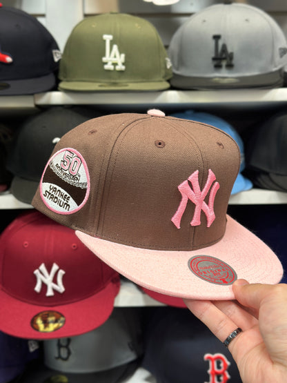 New York Yankees MLB 50th Anniversary | Mitchell & Ness Original Fit Snapback | Brown/Pink