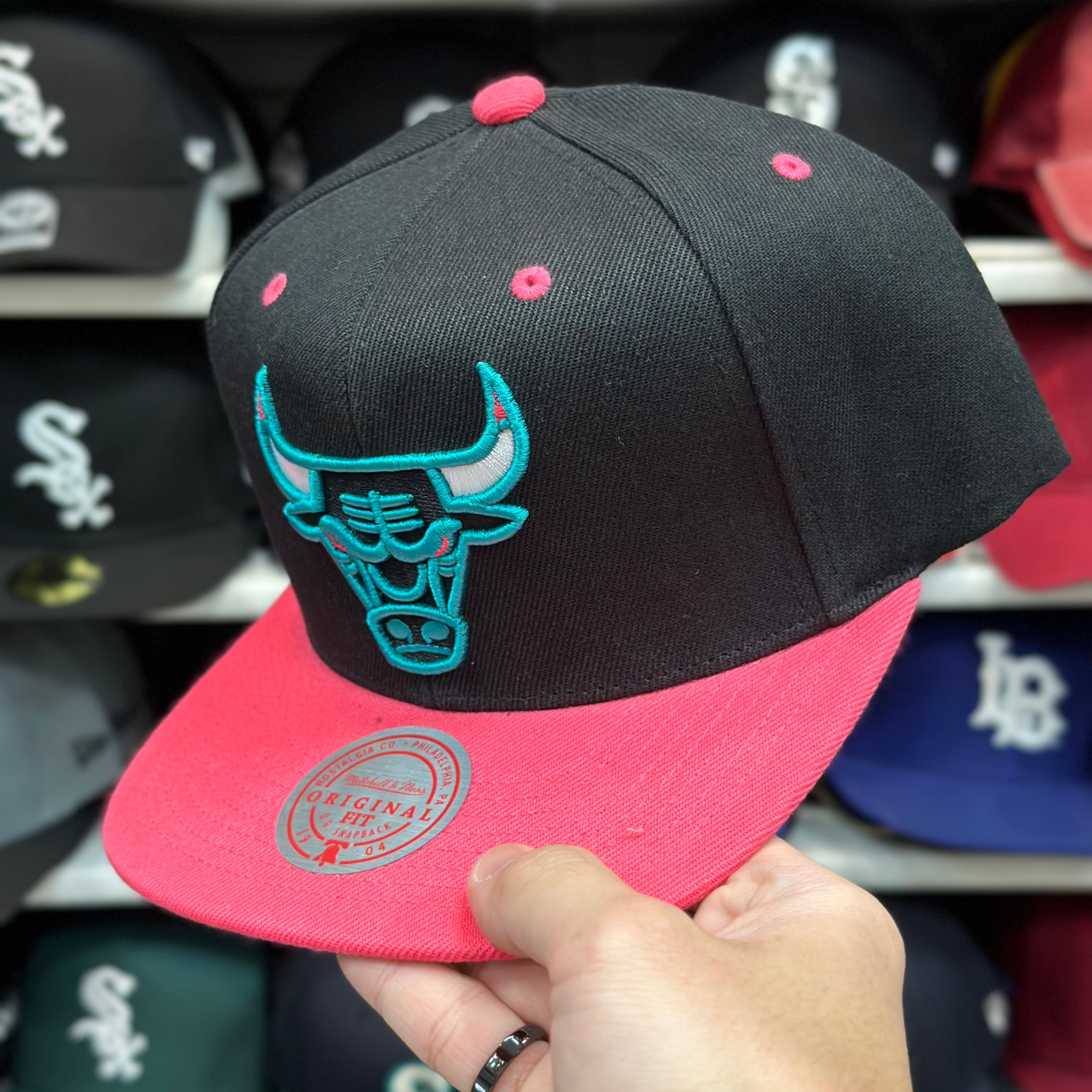 Chicago Bulls Black/Pink Mitchell & Ness Snapback - Product Image