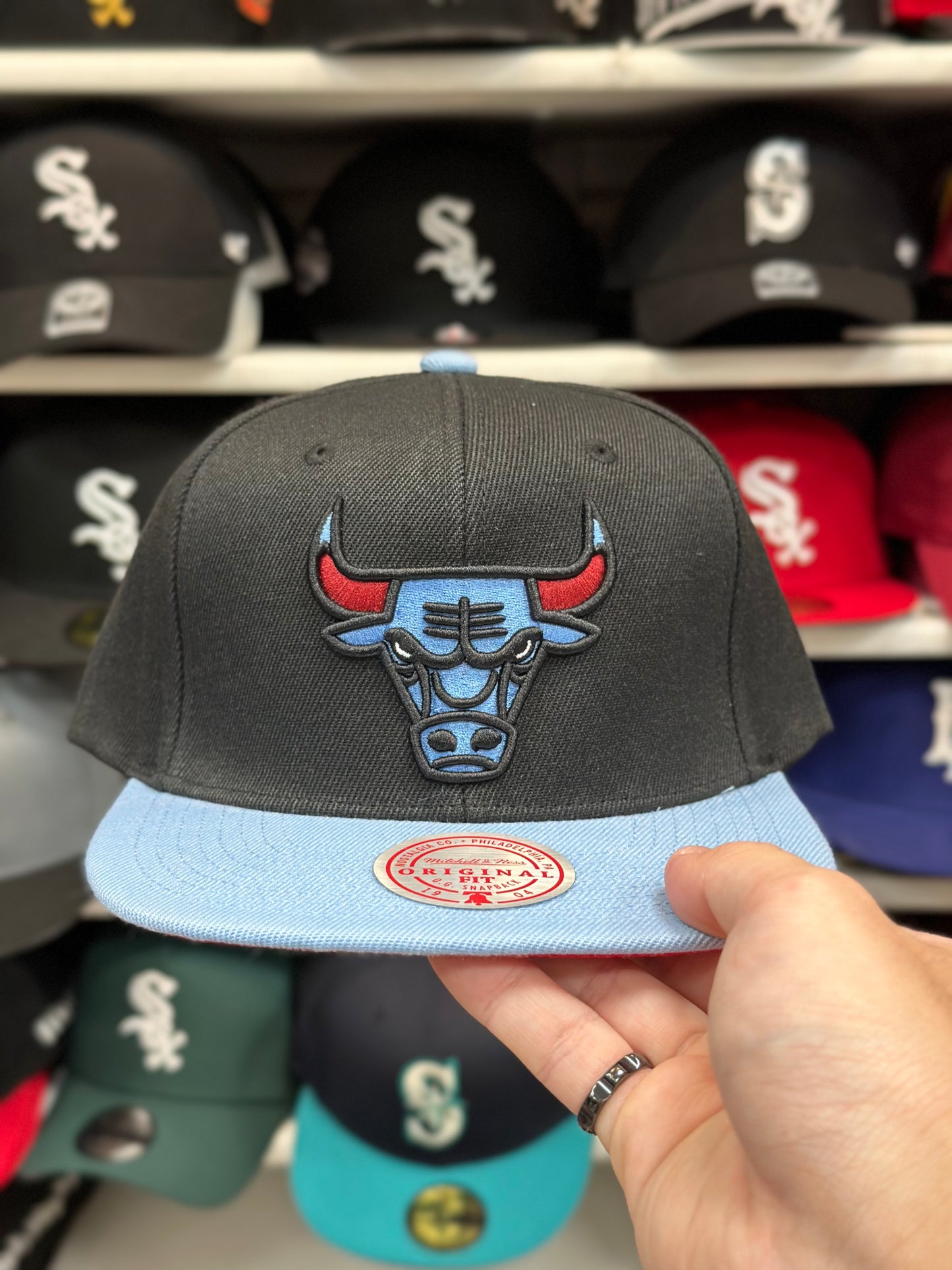 Chicago Bulls Two-Tone Snapback | Mitchell & Ness Original Fit | Black/Light Blue