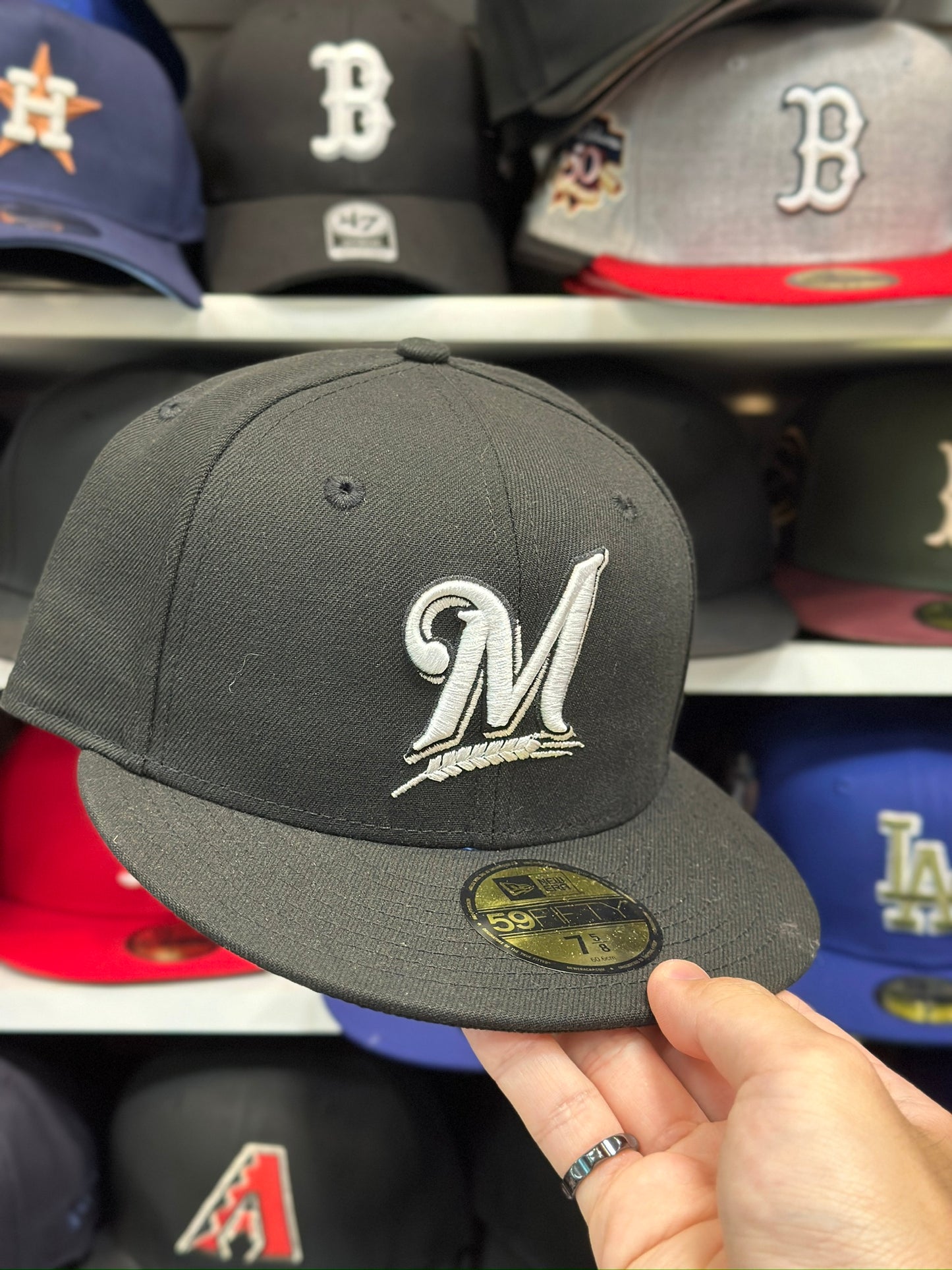 Milwaukee Brewers MLB Fitted Hat | New Era 59FIFTY Sized Cap | Black