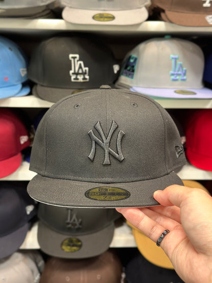 New York Yankees MLB Fitted Hat | New Era 59FIFTY Sized Cap | Black