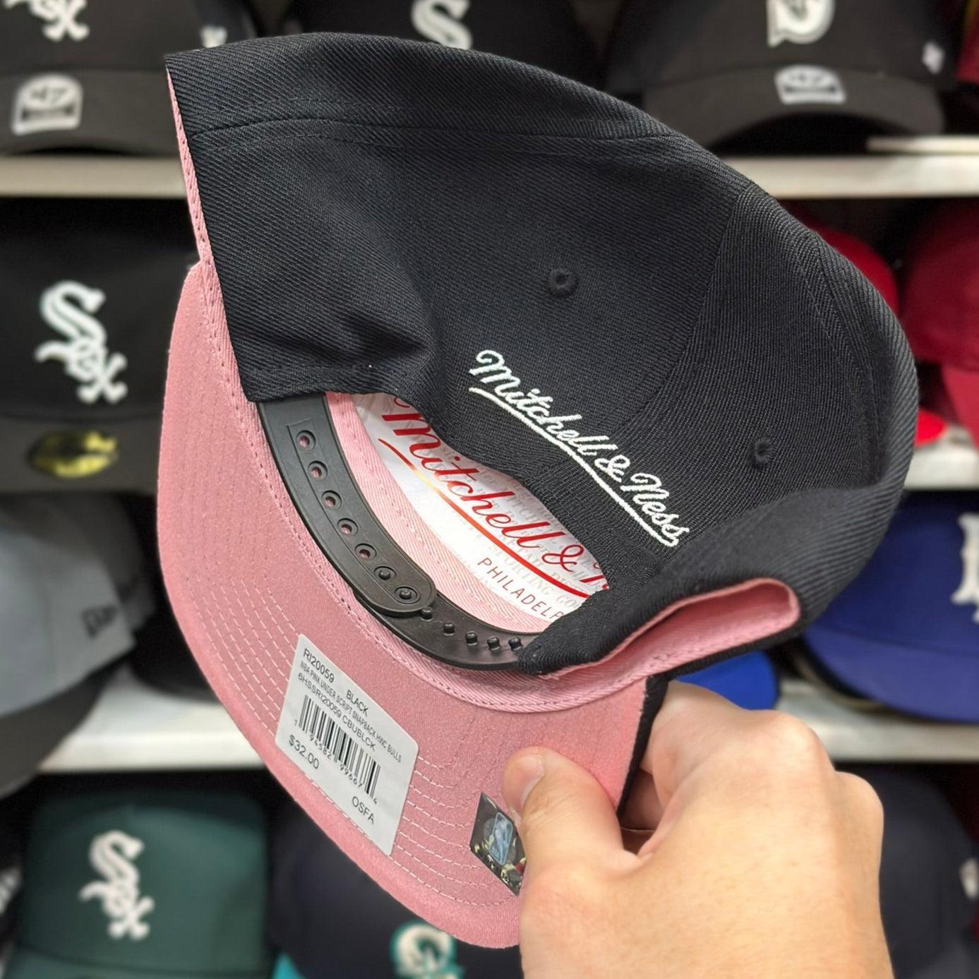 Chicago Bulls 'Script Logo' Black/Red Mitchell & Ness Snapback - Product Image