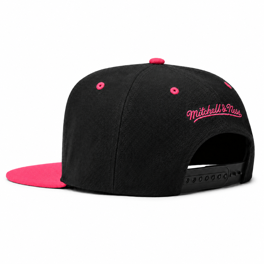 Chicago Bulls Black/Pink Mitchell & Ness Snapback - Product Image
