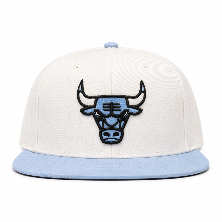 Chicago Bulls White/Black Mitchell & Ness Snapback - Product Image