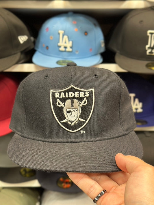 Oakland Raiders NFL Vintage Fitted Hat | New Era 59FIFTY Sized Cap | Black