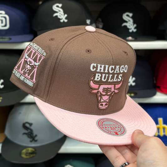 Chicago Bulls '30 Years and Running' Mitchell & Ness Snapback Mocha/Pink