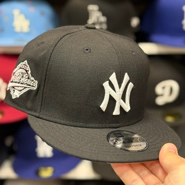 New Era New York Yankees '1998 World Series' Black 9FIFTY Snapback | Pink Paisley Under Brim - Product Image
