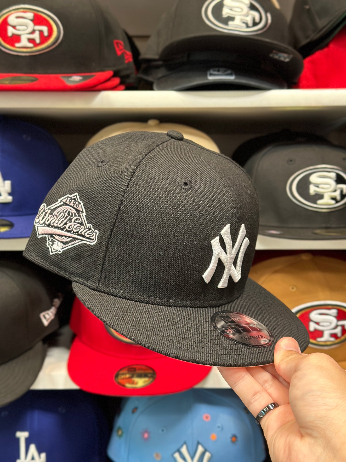 New York Yankees MLB 'World Series' | New Era 9FIFTY Snapback | Black/Pink Paisley