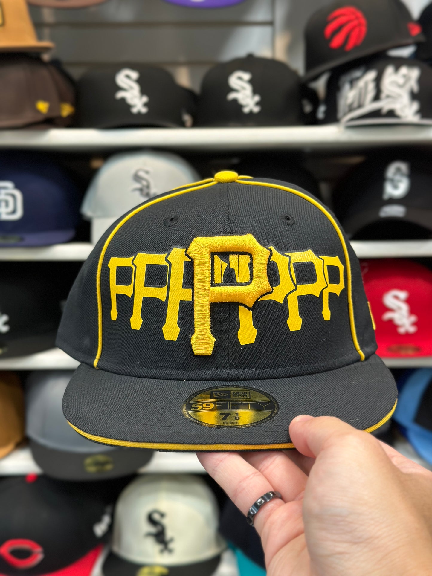 Pittsburgh Pirates NFL Vintage Leader P | New Era 59FIFTY Fitted Hat | Size 7 1/8