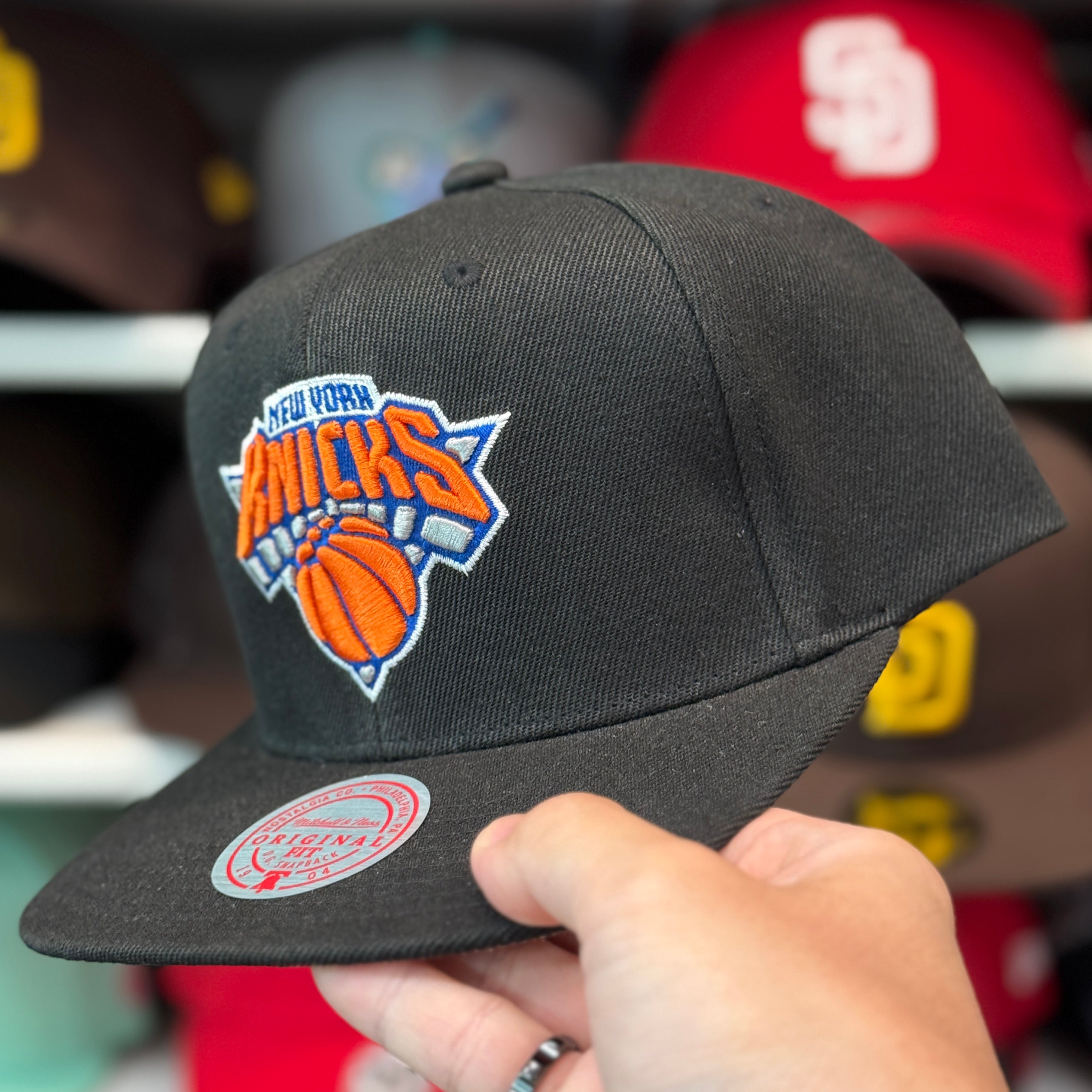 New York Knicks Black Mitchell & Ness Snapback - Product Image