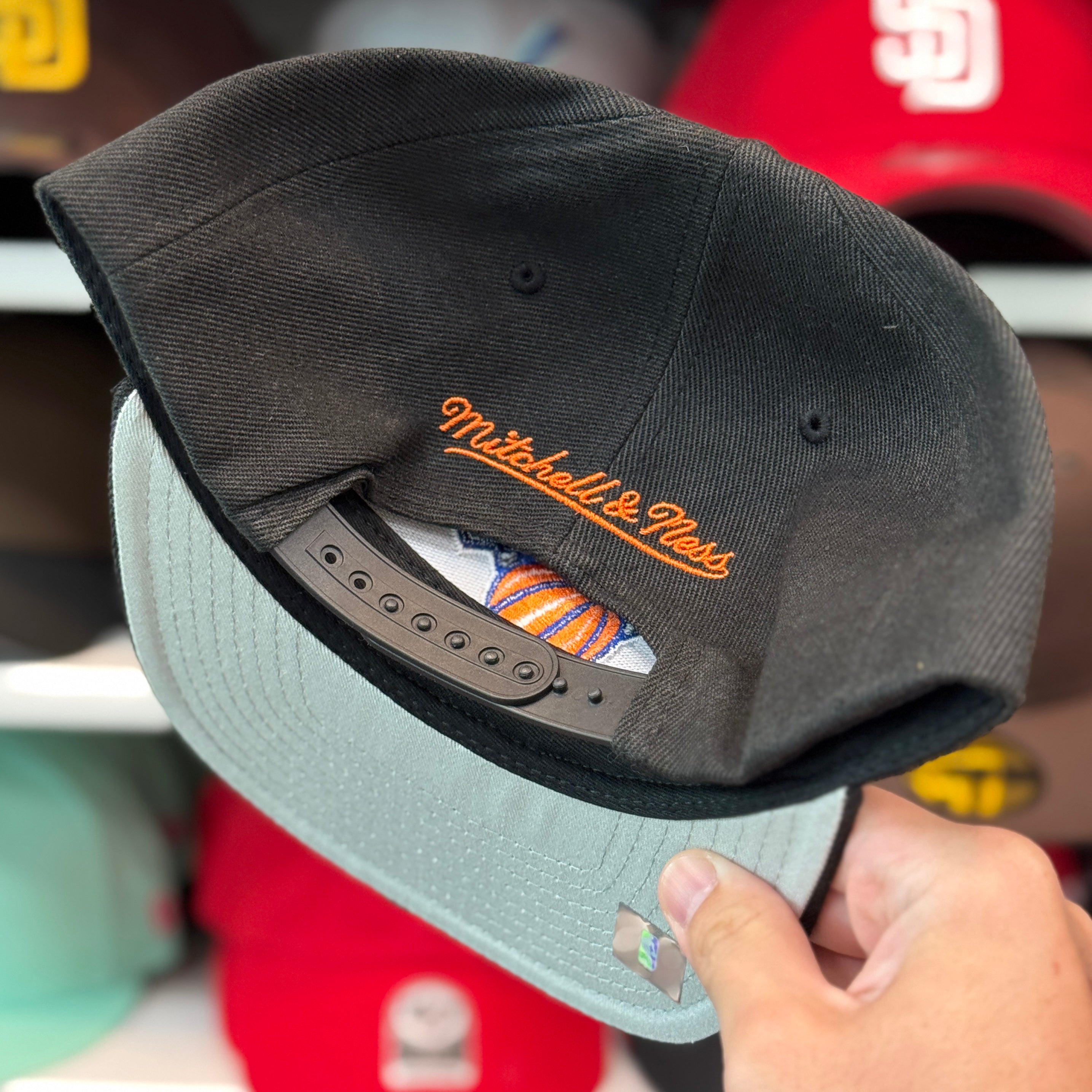 New York Knicks Black Mitchell & Ness Snapback - Product Image