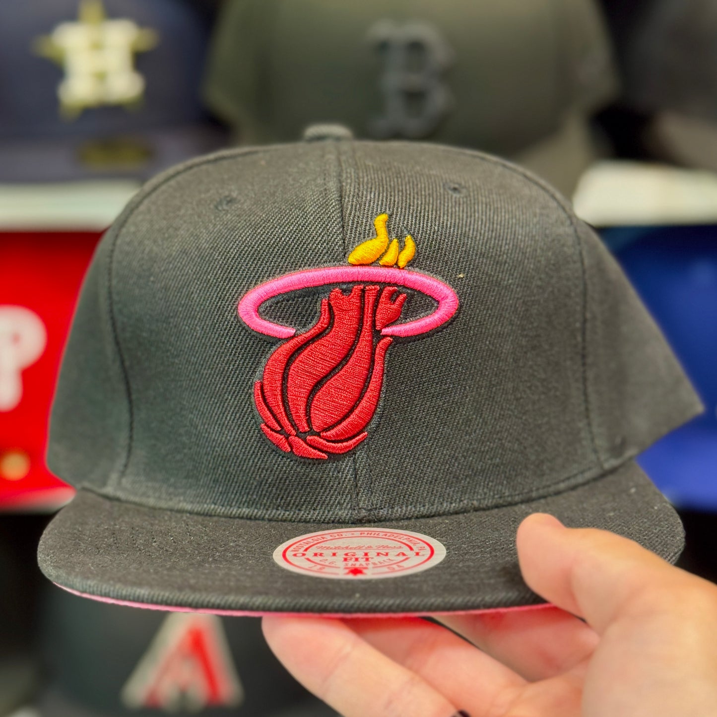 Miami Heat Two-tone Mitchell & Ness Snapback Black / Pink Under brim