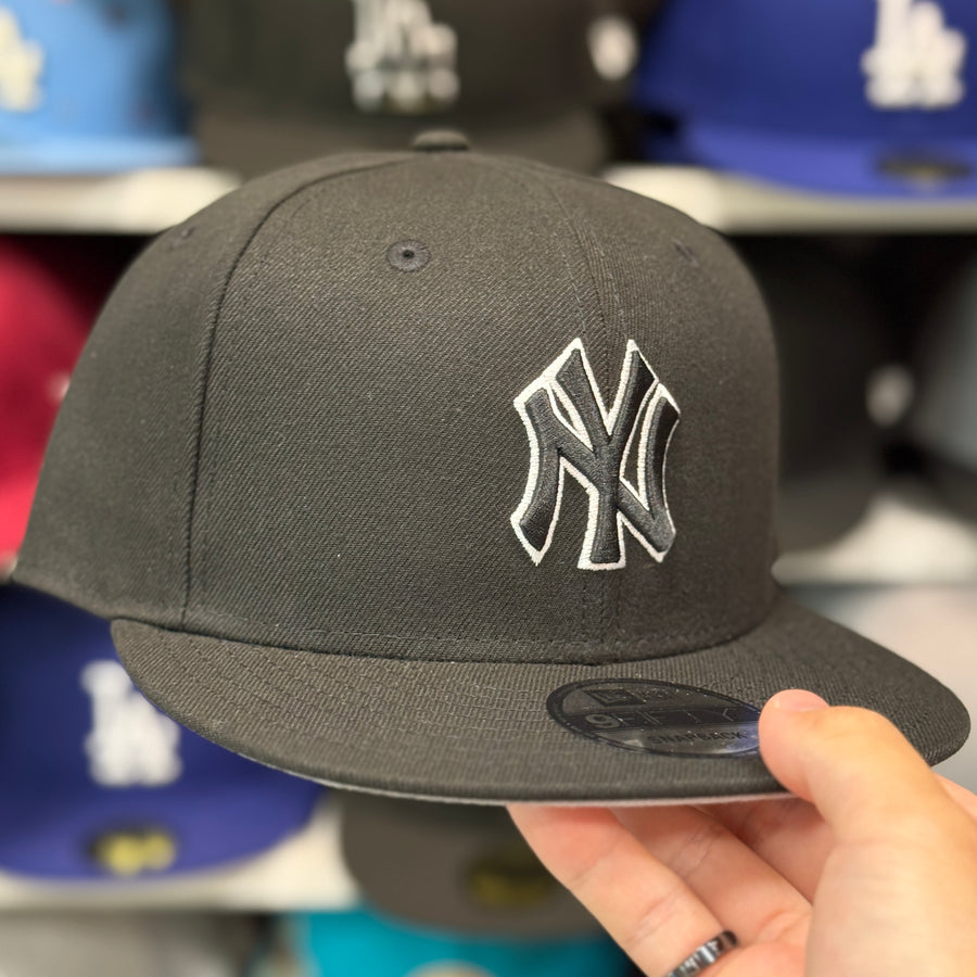 New Era New York Yankees Outline Black 9FIFTY Snapback - Product Image