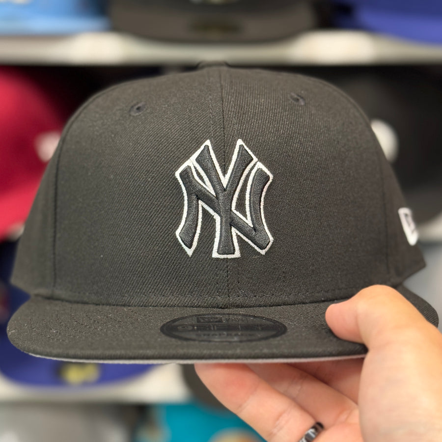 New Era New York Yankees Outline Black 9FIFTY Snapback - Product Image