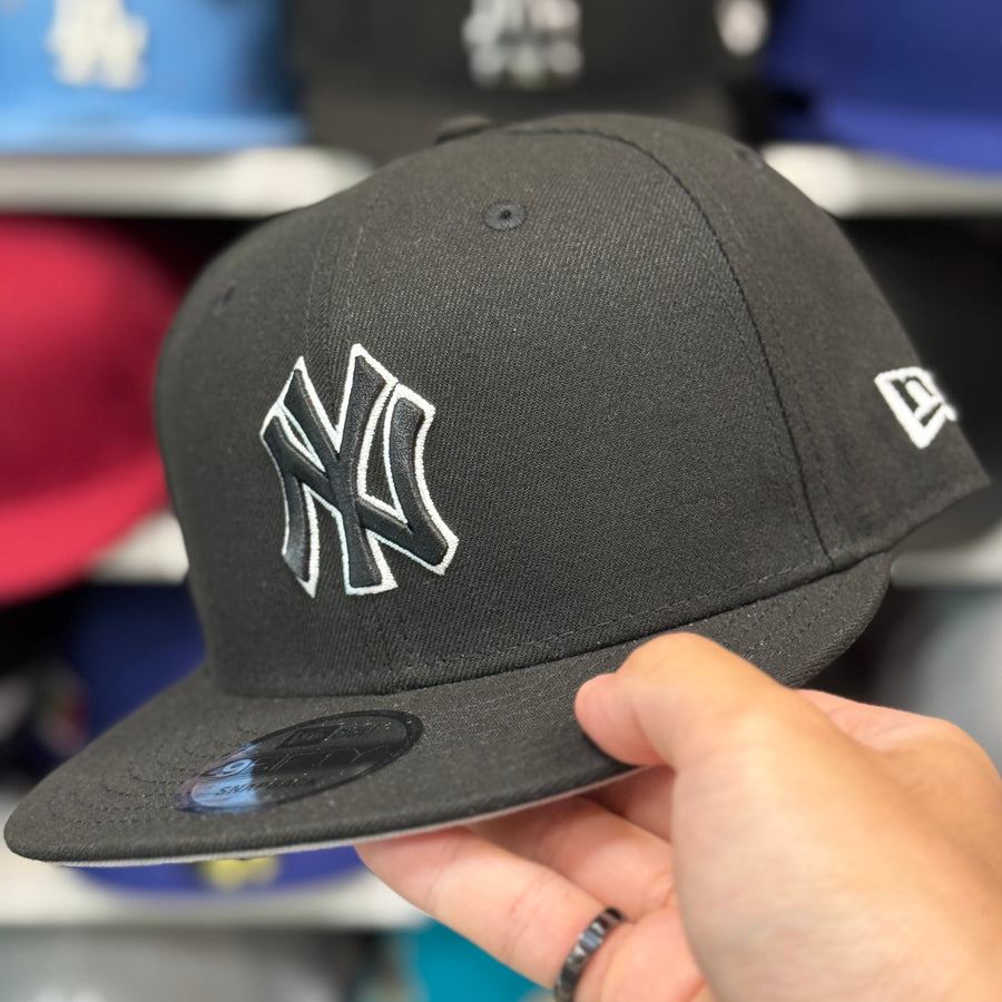 New Era New York Yankees Outline Black 9FIFTY Snapback - Product Image