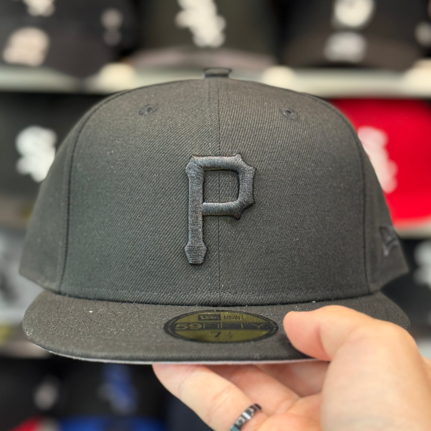 New Era Pittsburgh Pirates Black/Black 59FIFTY Fitted Hat - Product Image