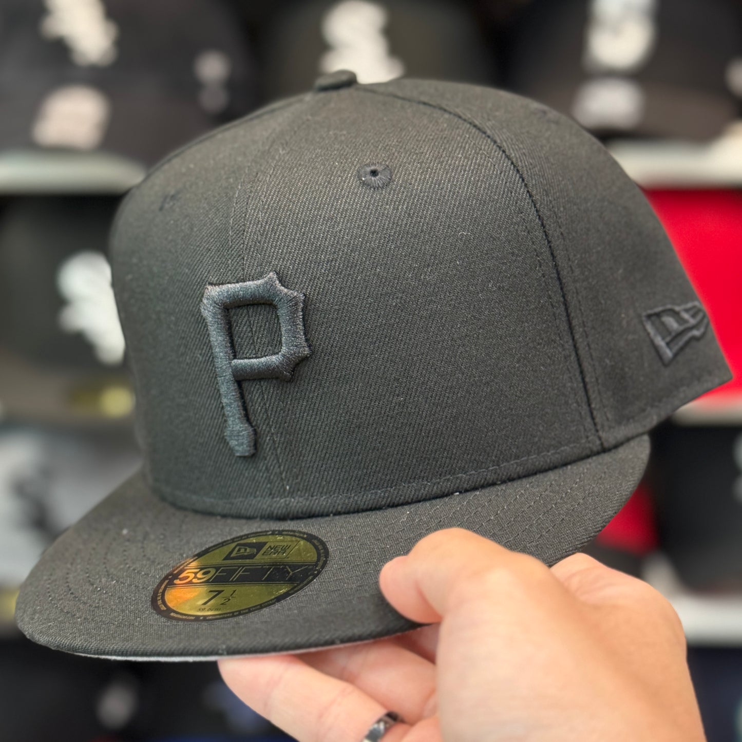 New Era Pittsburgh Pirates Black/Black 59FIFTY Fitted Hat - Product Image
