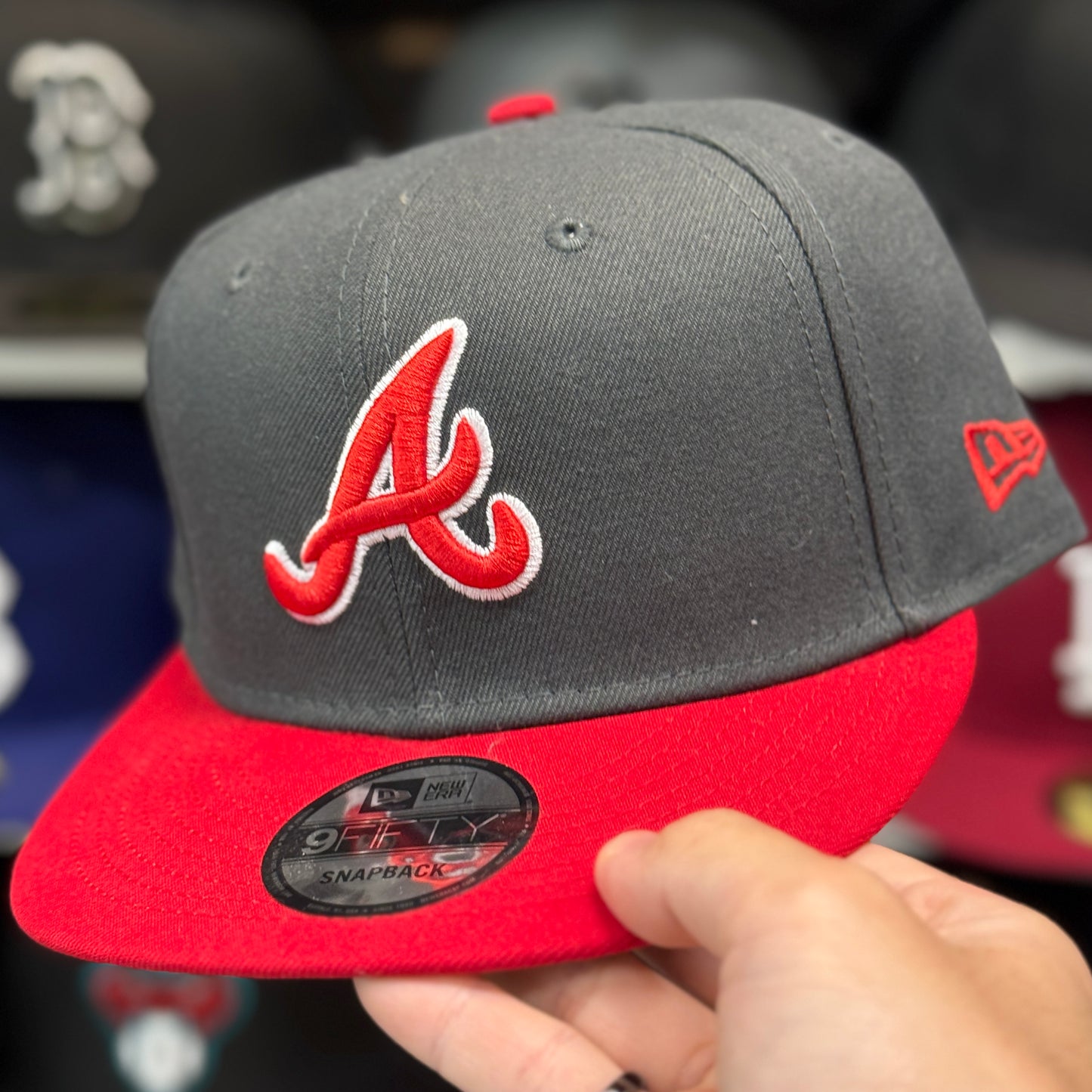 New Era Atlanta Braves Gray/Red 9FIFTY Snapback - Product Image