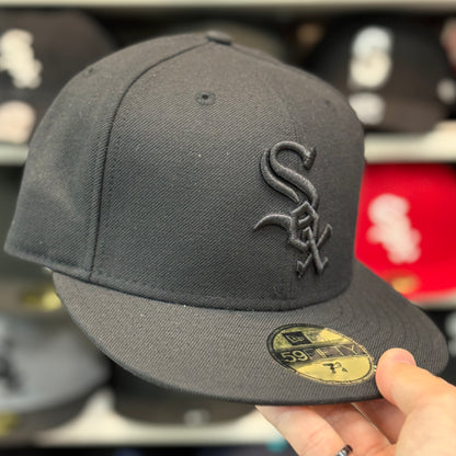 New Era Chicago White Sox Black/Black 59FIFTY Fitted Hat - Product Image