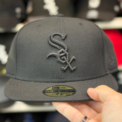 New Era Chicago White Sox Black/Black 59FIFTY Fitted Hat - Product Image