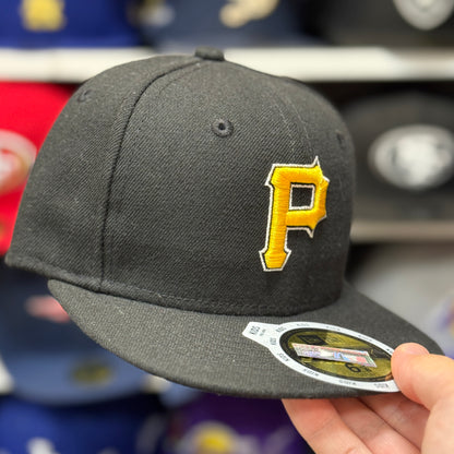 Youth Los Pittsburgh Pirates New Era Black 59FIFTY Fitted Hat - Product Image