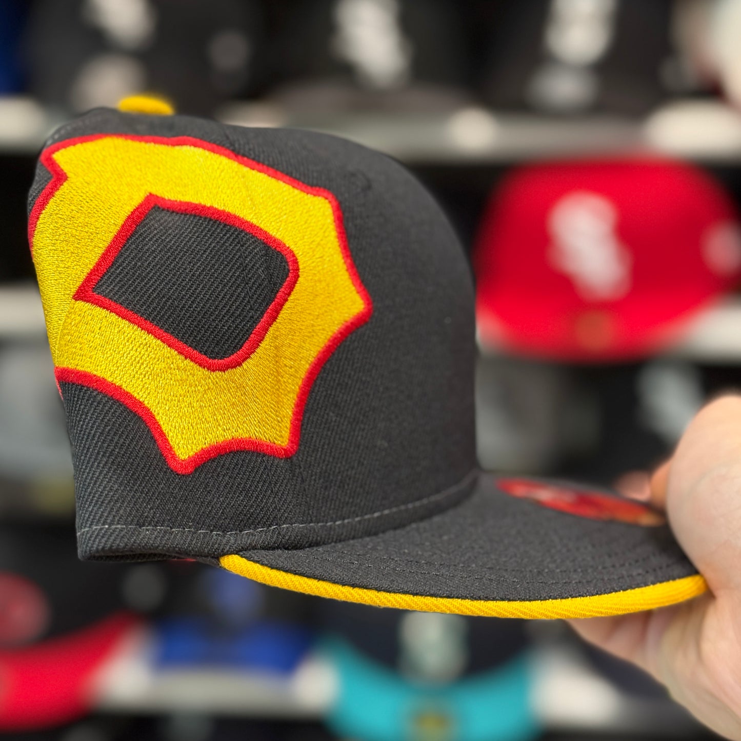 New Era Pittsburgh Pirates 'Large Side P' Black 59FIFTY Fitted Hat - Product Image