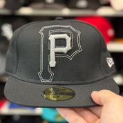 New Era Pittsburgh Pirates 'Oversized-Outline Logo' Black 59FIFTY Fitted Hat - Product Image