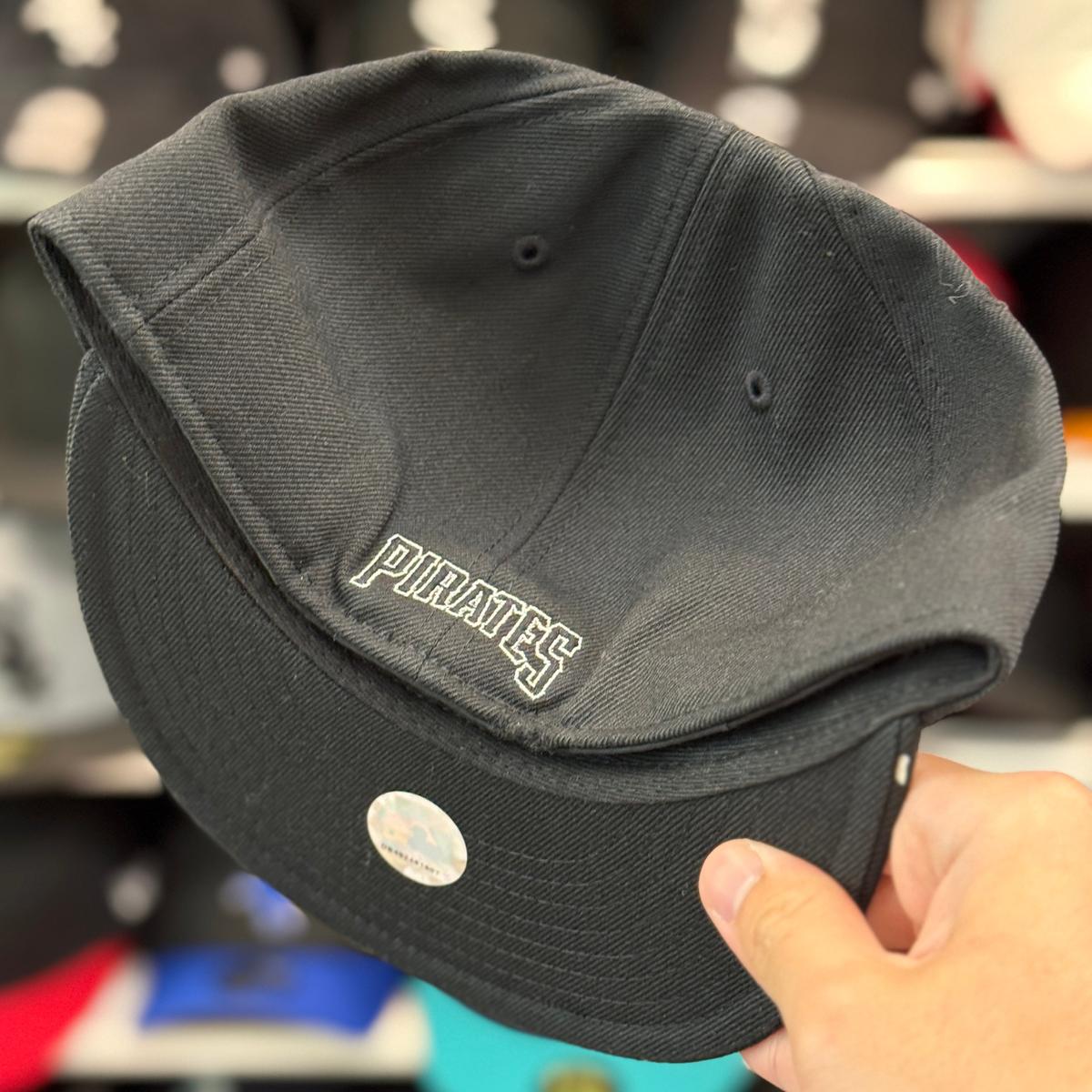 New Era Pittsburgh Pirates 'Oversized-Outline Logo' Black 59FIFTY Fitted Hat - Product Image