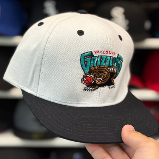 Adidas Vancouver Grizzlies Vintage Snapback | White/Black