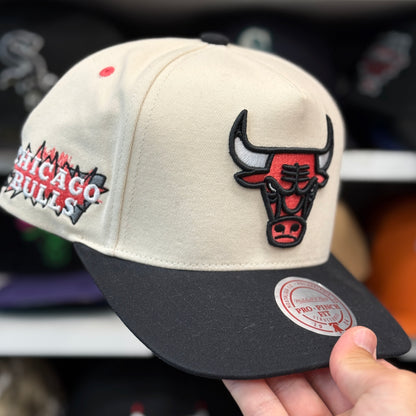 Chicago Bulls Mitchell & Ness Snapback Creme/Black