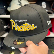 New Era Pittsburgh Pirates 'Script Logo' Black/Yellow 9FIFTY Snapback - Product Image