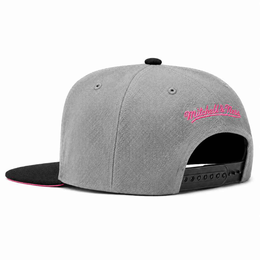 Vancouver Grizzlies Gray/Black Mitchell & Ness Snapback - Product Image